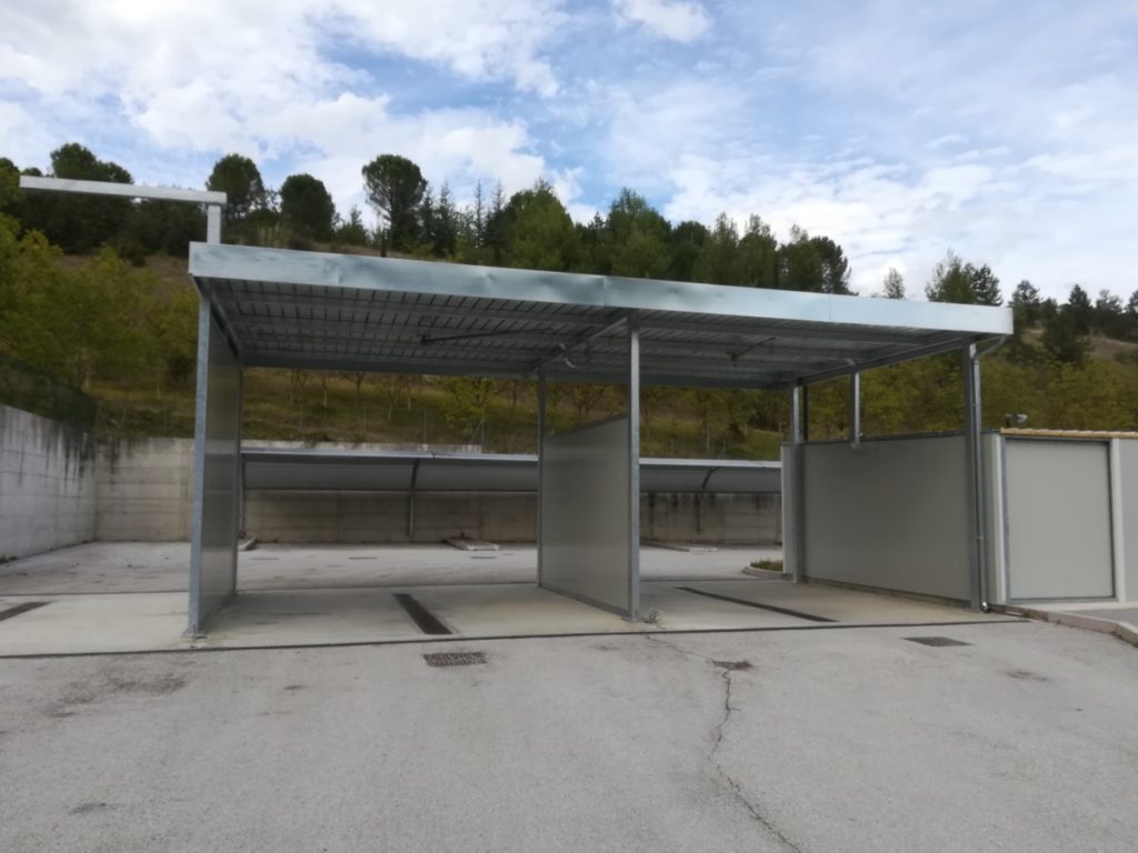 Copertura autolavaggio con pannelli montata a Sassoferrato