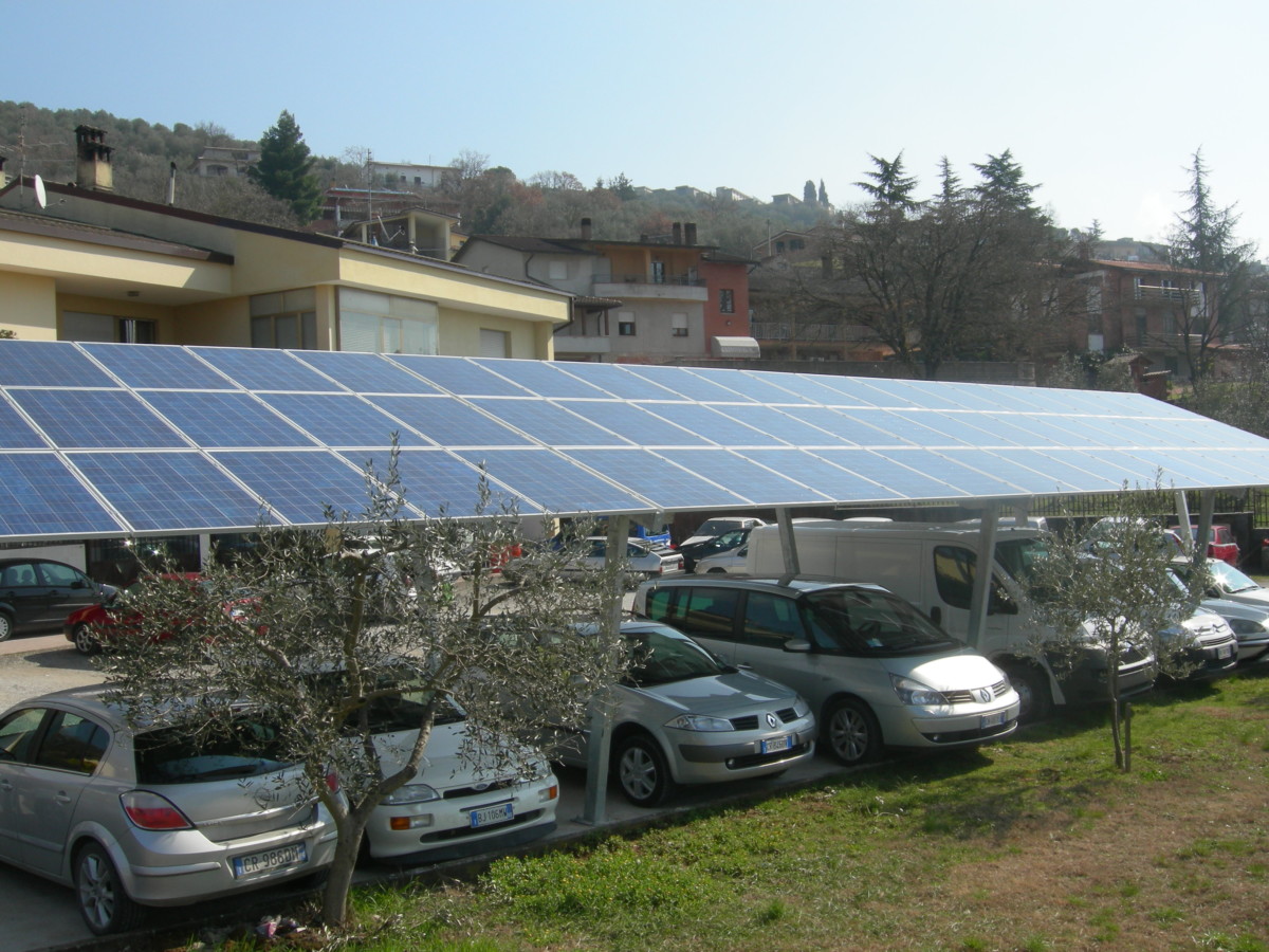 Pensilina Fotovoltaica 2 Montanti grandi dimensioni installata a Perugia