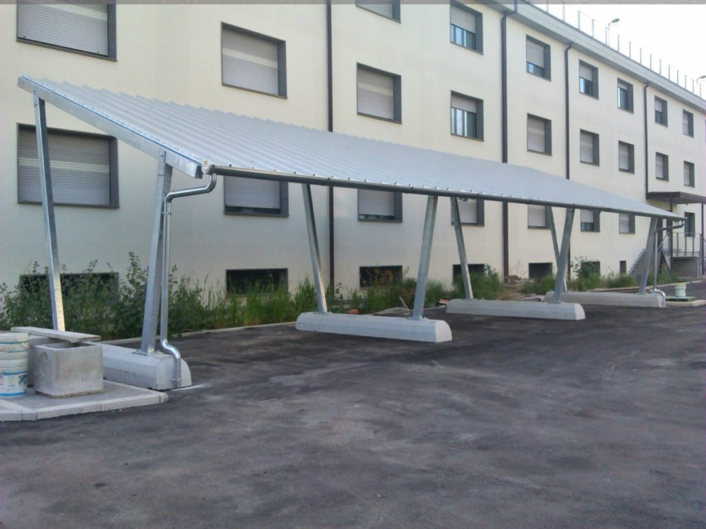 Pensilina Fotovoltaica 2 Montanti su zavorre montata a LIVORNO