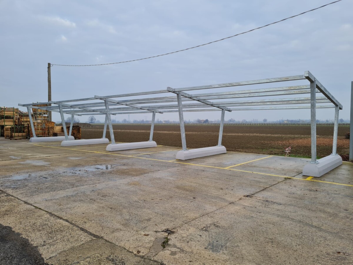 Struttura fotovoltaica a due montanti su basamenti esterni — COMFA Tecnoservice