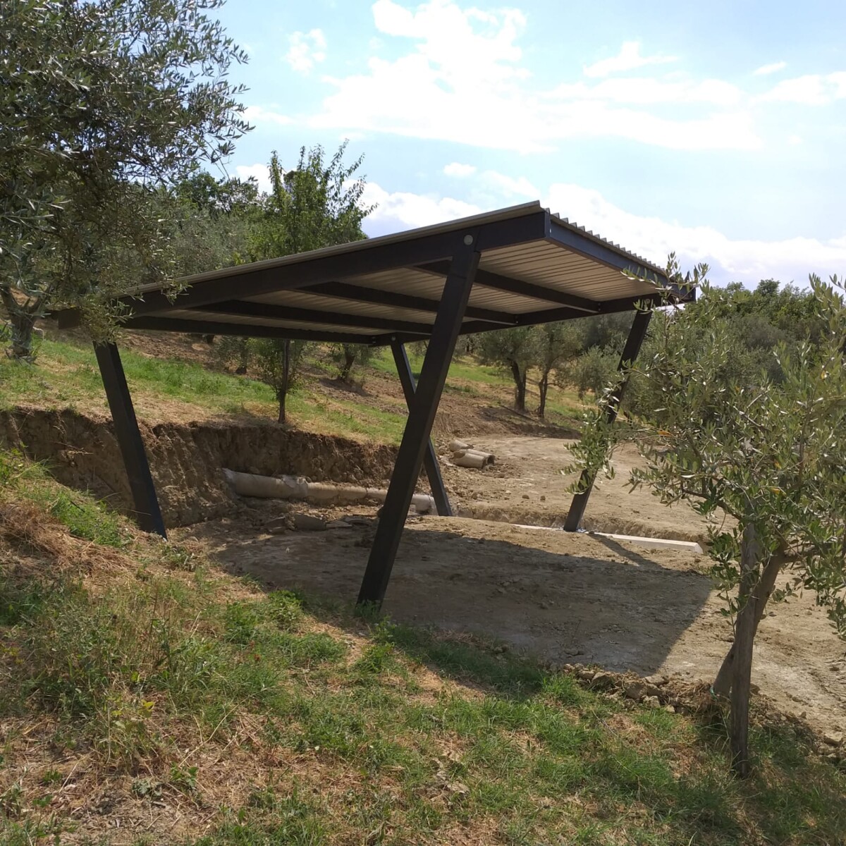Struttura fotovoltaica a due montanti verniciata — COMFA Tecnoservice