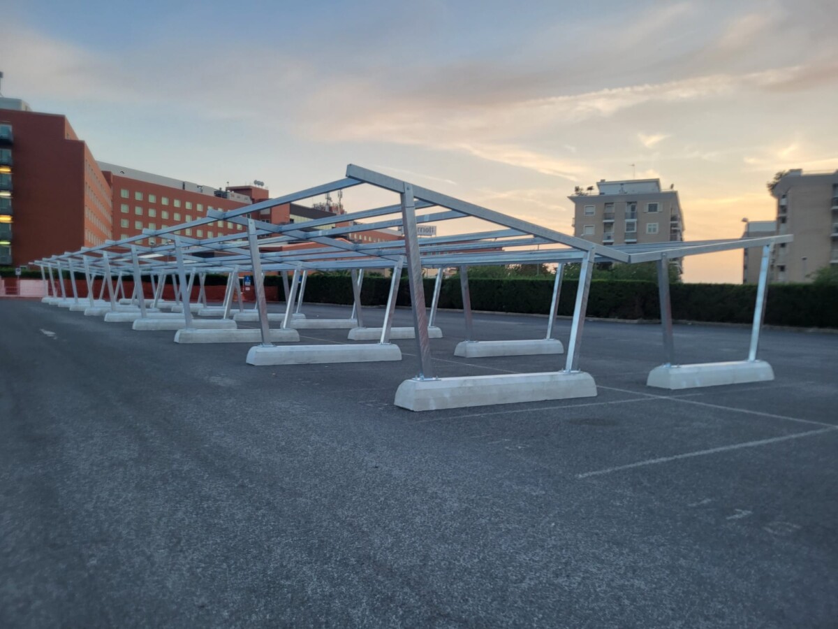 Pensilina fotovoltaica 2 montanti — COMFA Tecnoservice