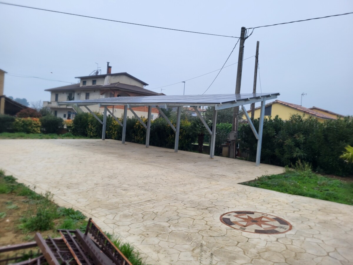 Pensilina Fotovoltaica a sbalzo per auto — COMFA Tecnoservice