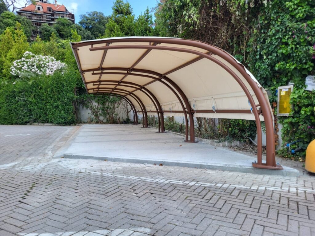 Pensilina impermeabile per auto
