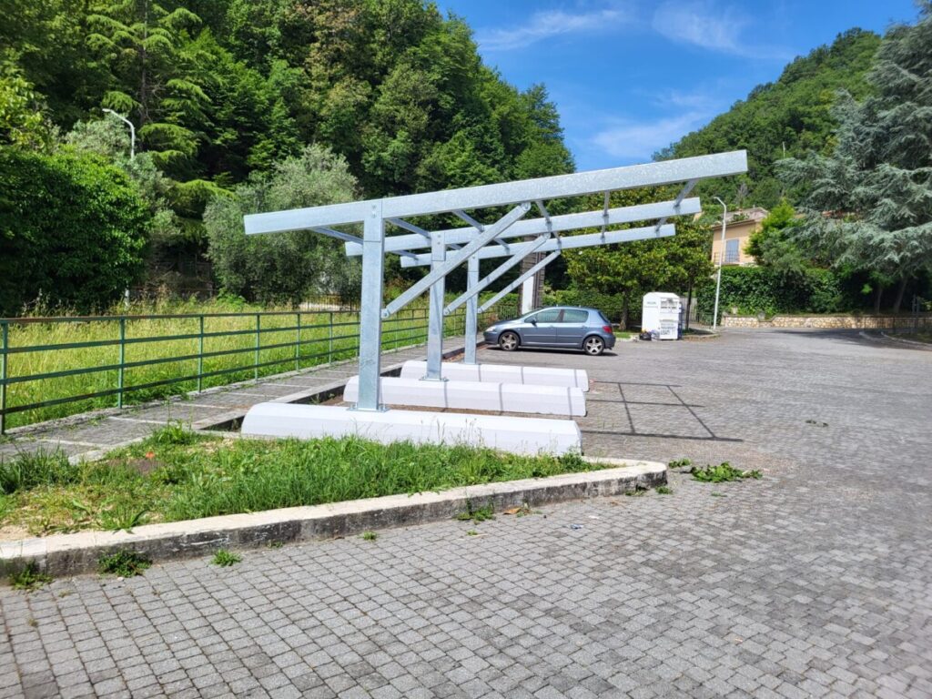 Pensilina modello fotovoltaica a sbalzo