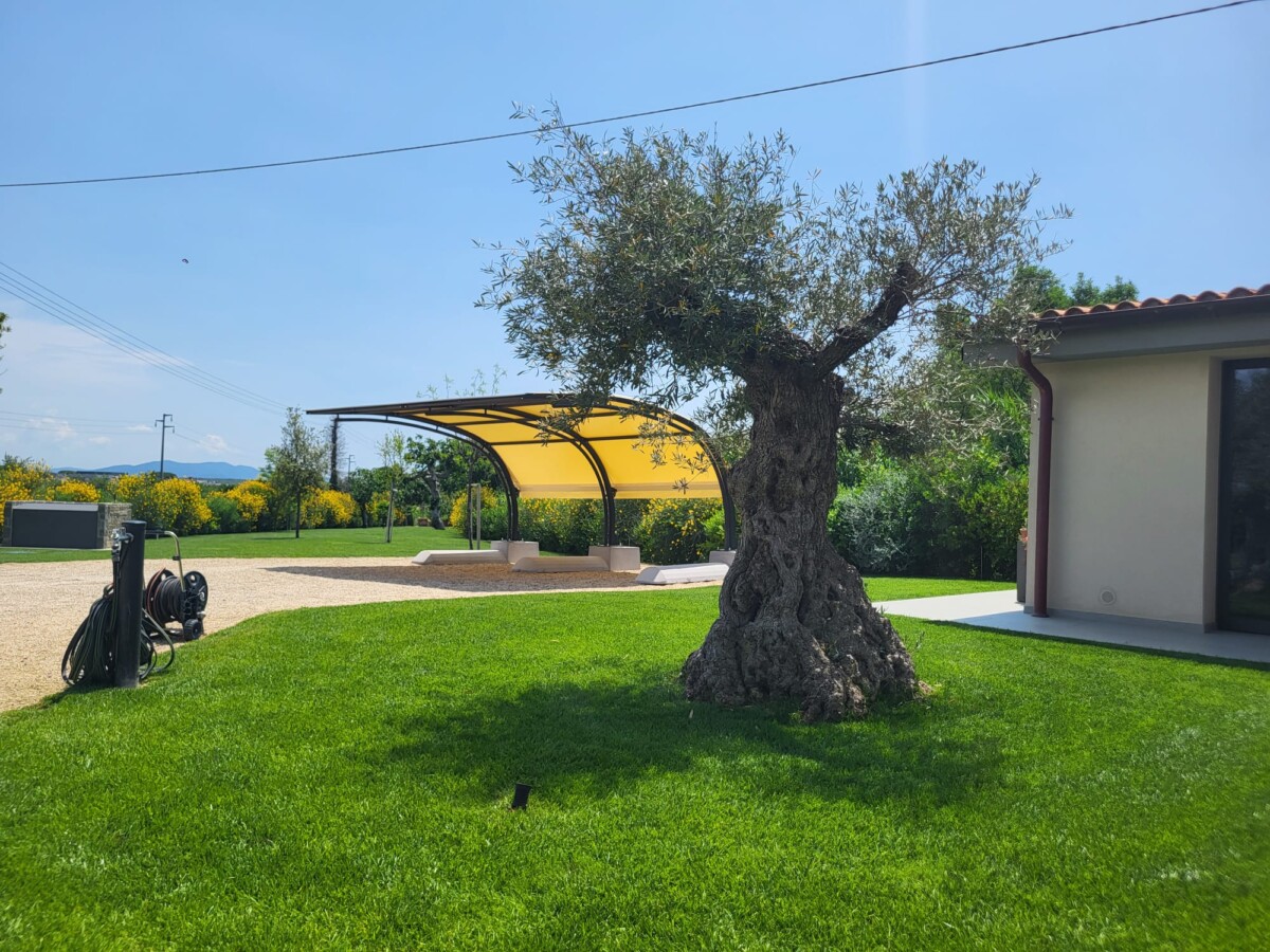 Pensilina modello impermeabile su basamento esterno — COMFA Tecnoservice