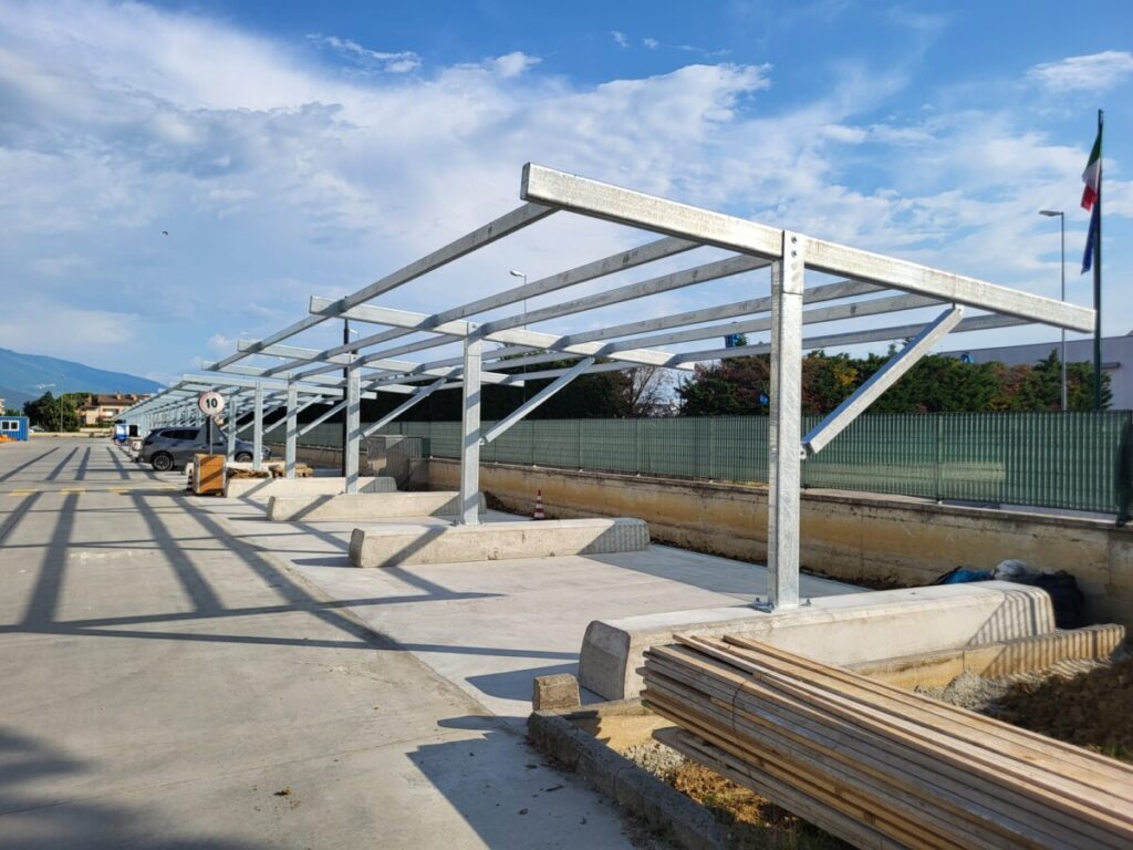 Pensilina fotovoltaica a sbalzo a0ba2