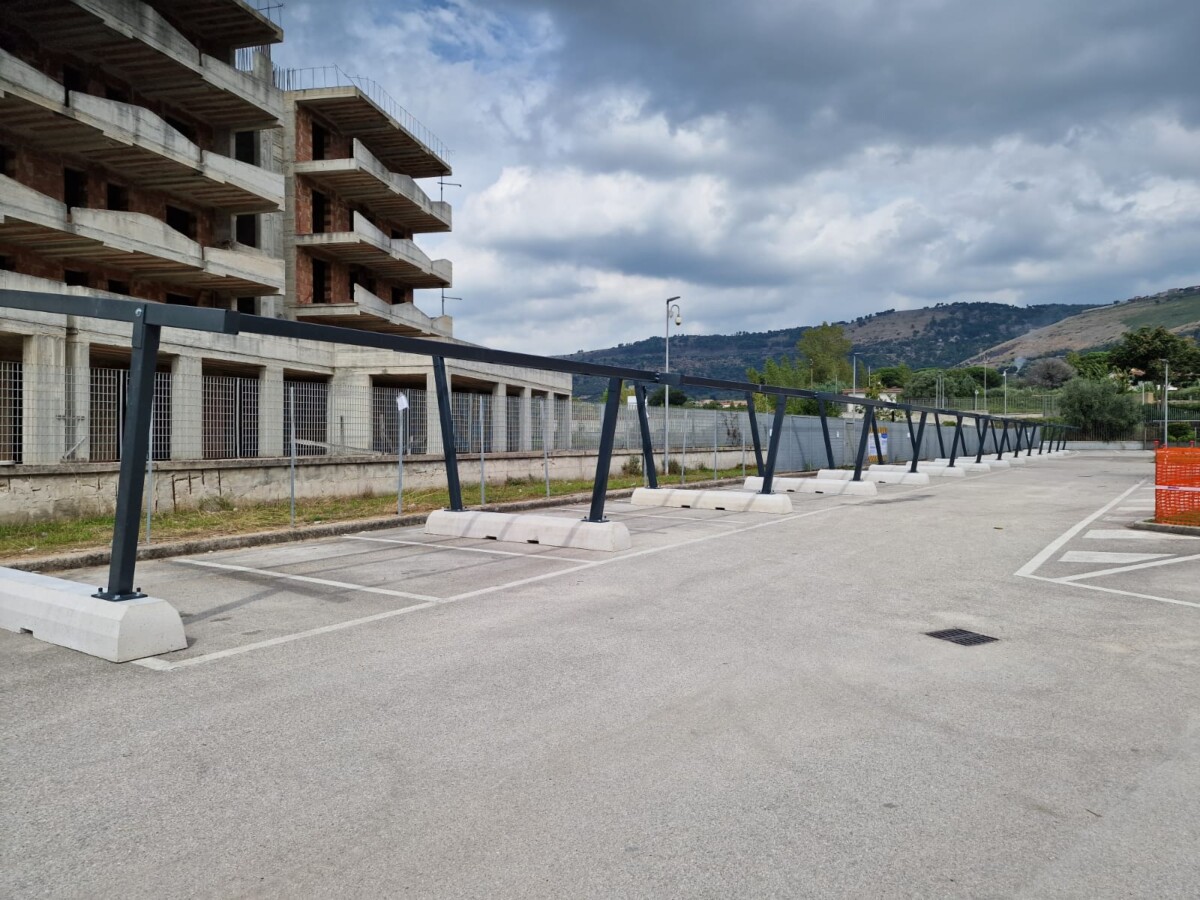 2 montanti verniciata 70x5,3 su basamenti