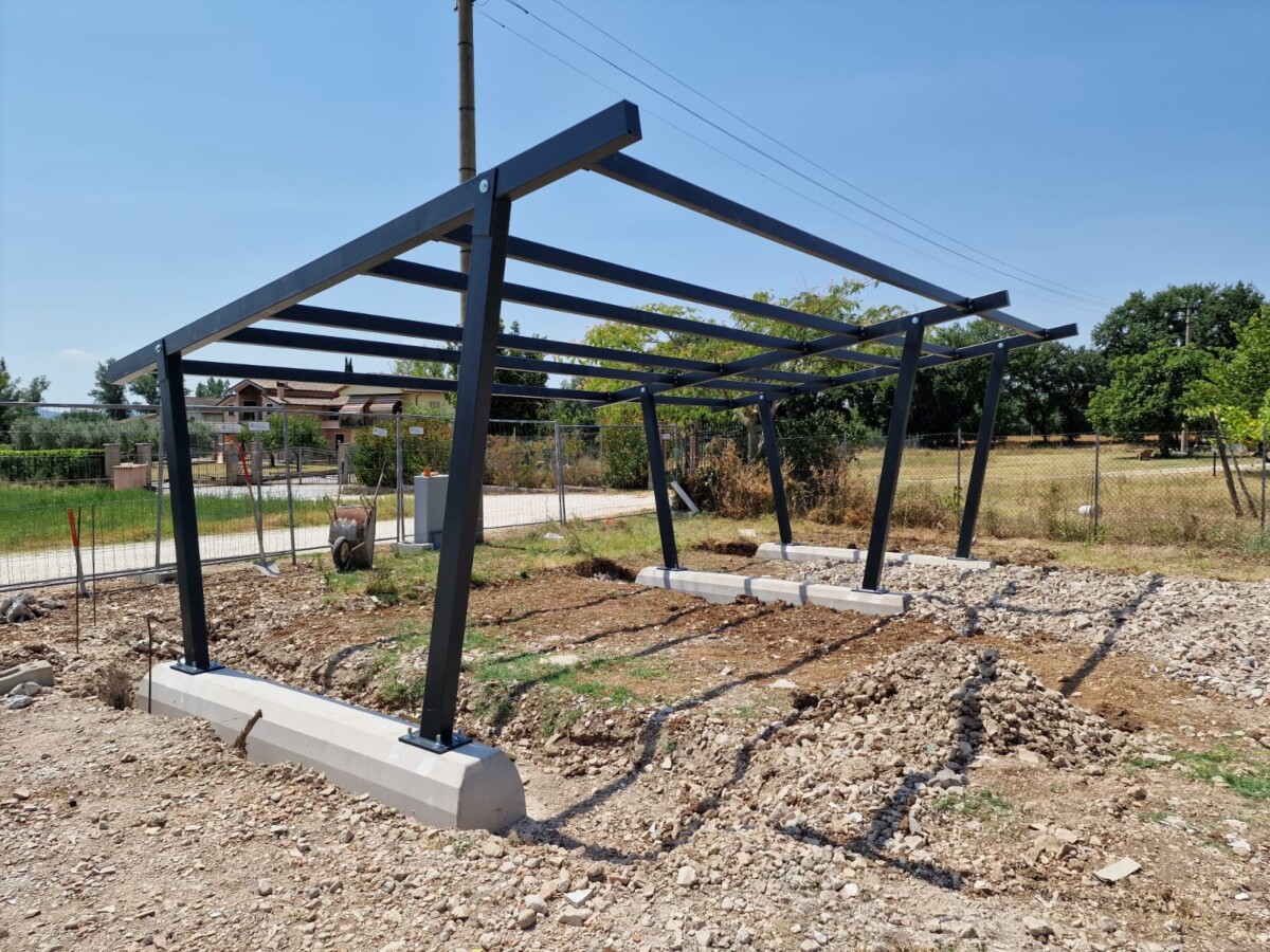 Struttura pensilina fotovoltaica modello a 2 montanti da Mt. 8x5,2.