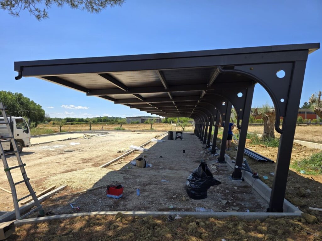 Struttura a sbalzo motivo laser verniciata